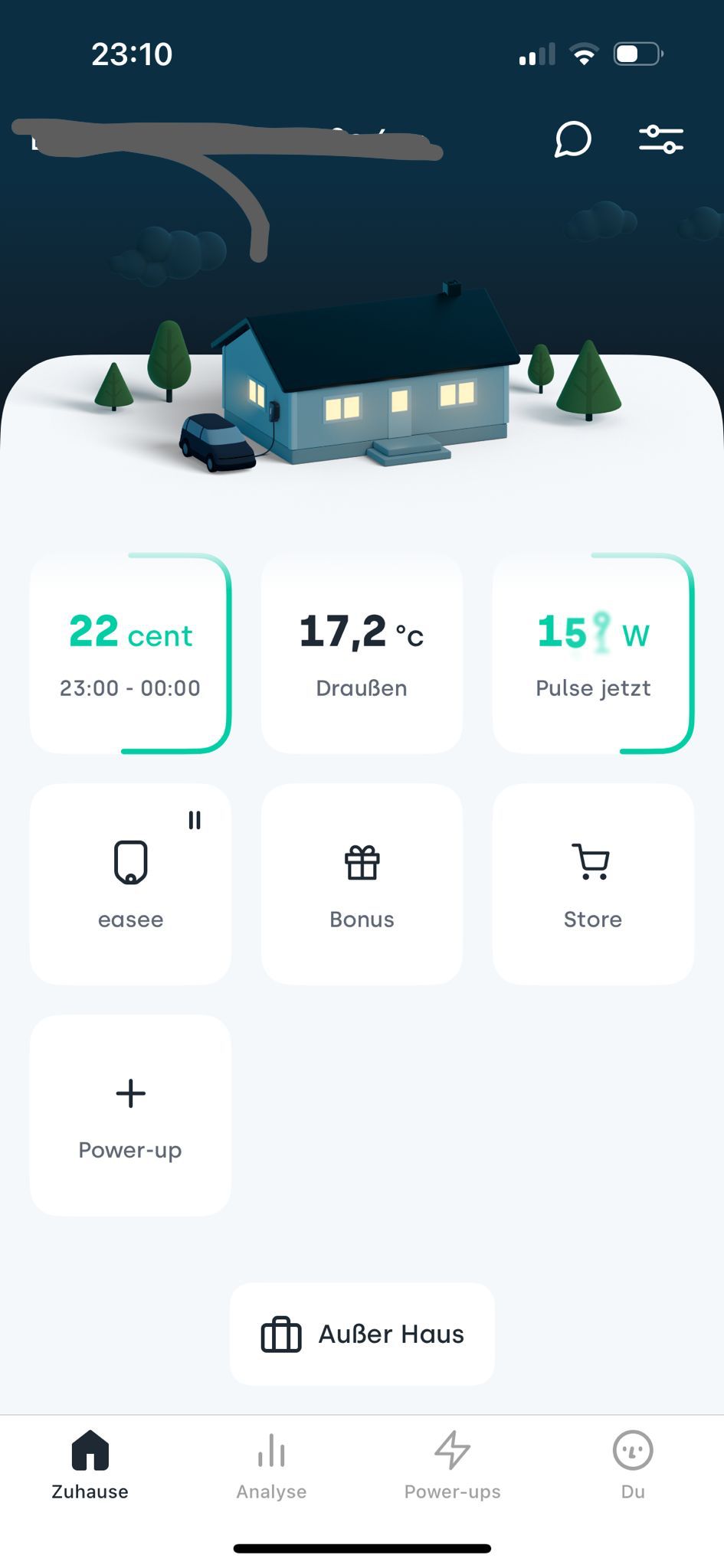 Tibber App Homebildschirm. Oben ist die Handyleiste. Oben in der App links die Adresse meines Hauses. Darunter der aktuelle Strompreis, nämlich 22 Cent von 23:00 - 00:00 Uhr. Rechts daneben die Gradanzeige, nämlich 17,2 Grad. Rechts daneben die aktuelle Strom Verbrauchsanzeige, nämlich aktuell 159 Watt. Mittel Links das Symbol der Wallbox Easee Home. In der Mittel das Symbol für den Tibber Bonus. Mitte rechts das Symbol für den Tibber Store. Unten rechts kann man weitere Power-ups hinzufügen. Ganz unten das Menü mit den Reitern: Zuhause, Analyse, Power-ups und DU.